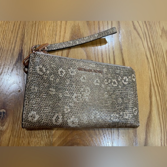 Michael Kors Lizard Embossed Smartphone Wristlet Wallet - Picture 3 of 13